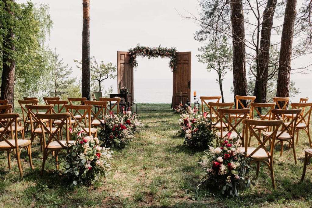 What makes a rustic wedding theme